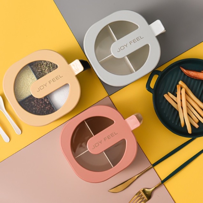 HỘP ĐỰNG GIA VỊ 4 NGĂN CÓ NẮP ĐẬY SIÊU TIỆN DỤNG TẶNG KÈM THÌA NHỰA.