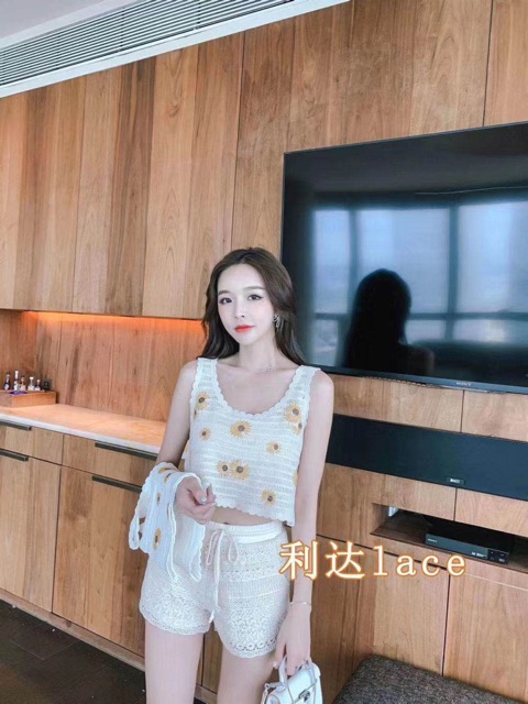 Set biển - set len sợi đan - áo len sát nách thêu hoa cúc + quần ren hot hit