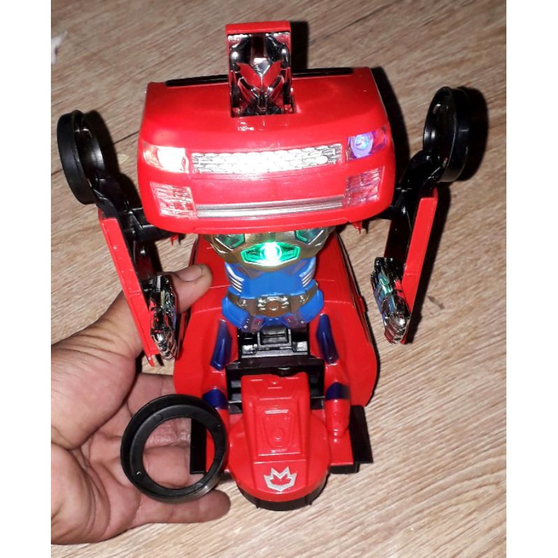 Một chiếc xe chạy pin biến hình thành robot bằng nhựa có nhạc và đèn led rất đep_tặng kèm pin