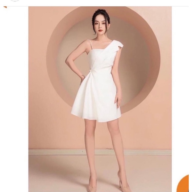Đầm lệch vai, dây ngọc, kiểu dáng hiện đại, hot trend