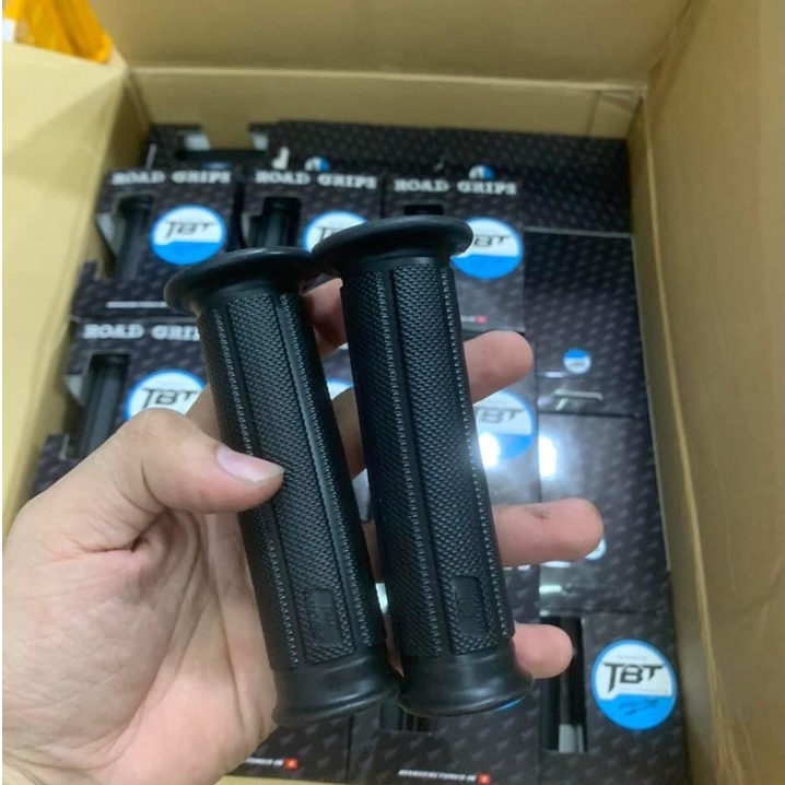 Bao tay Tbt mẫu V1 lắp được hầu hết các dòng xe máy hiện nay, chất liệu cao su tự nhiên mềm êm tay không bị tuột