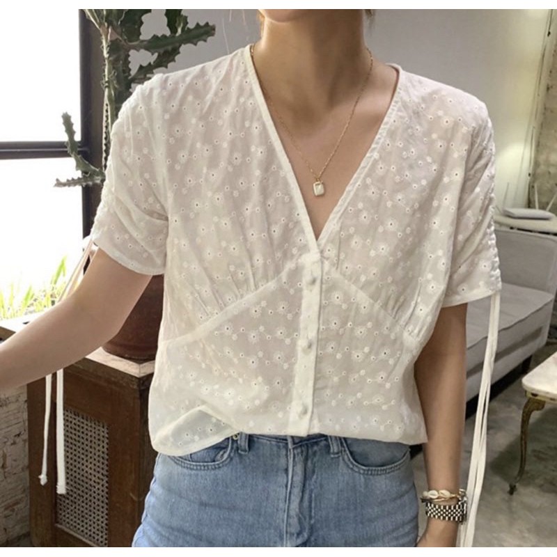 Áo sơ mi cổ tim tay ngắn rút vải xô đục lỗ kiểu cực lạ