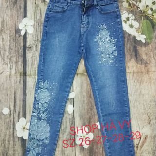 Quần jeans thêu hoa đính đá