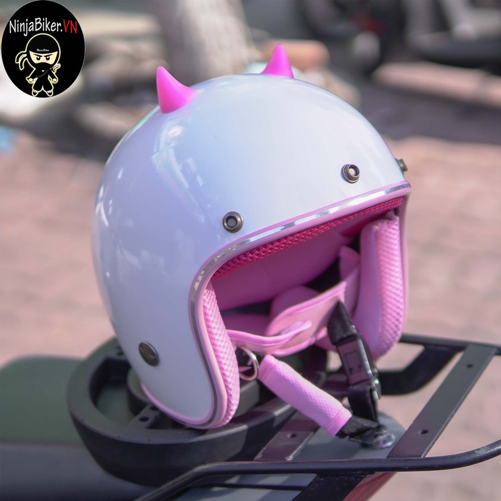 Mũ bảo hiểm NTMAX trắng lót hồng tặng kèm sưng nhọn mini màu hồng