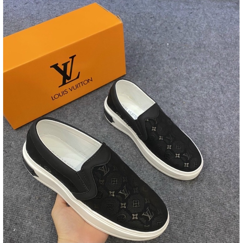Giầy nam slip on LV hoạ tiết vân chìm mầu đen, Giầy sục da mềm đế cao su phong cách hàn quốc btshop từ 38 đến 42.
