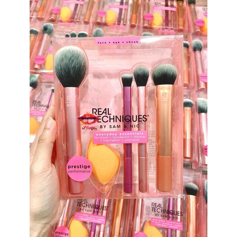 Bộ Cọ Real Techniques Everyday Essentials Brush Kit - 4 Cọ Kèm Mút