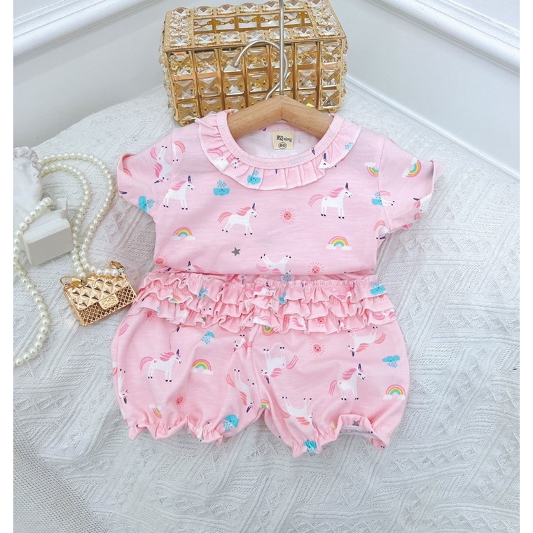 Bộ cộc tay bé gái chất liệu mềm mại, thoáng mát, thiết kế viền bèo và họa tiết xinh xỉu