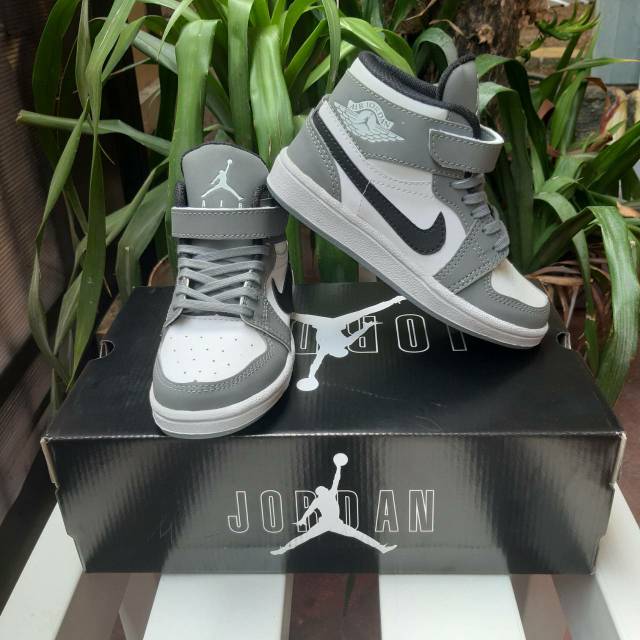 Giày Thể Thao Nike Air Jordan 1 Màu Xám Thời Trang Cho Bé