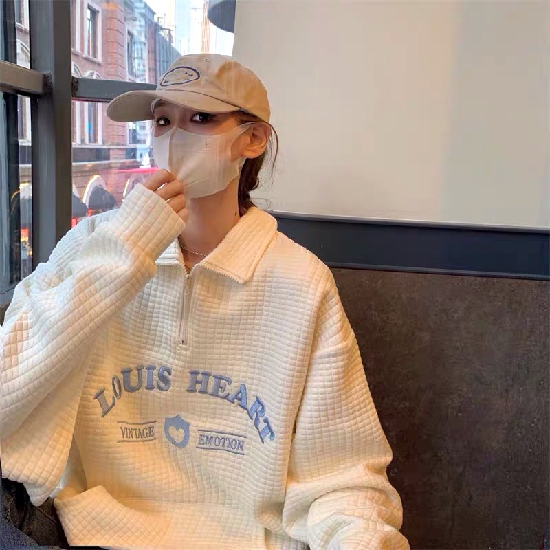 Áo Nỉ Xốp Louis MAYON Nữ Sweater form rộng tay bồng, hoodie cổ sơ mi màu trắng in chữ cá tính Ulzzang | BigBuy360 - bigbuy360.vn