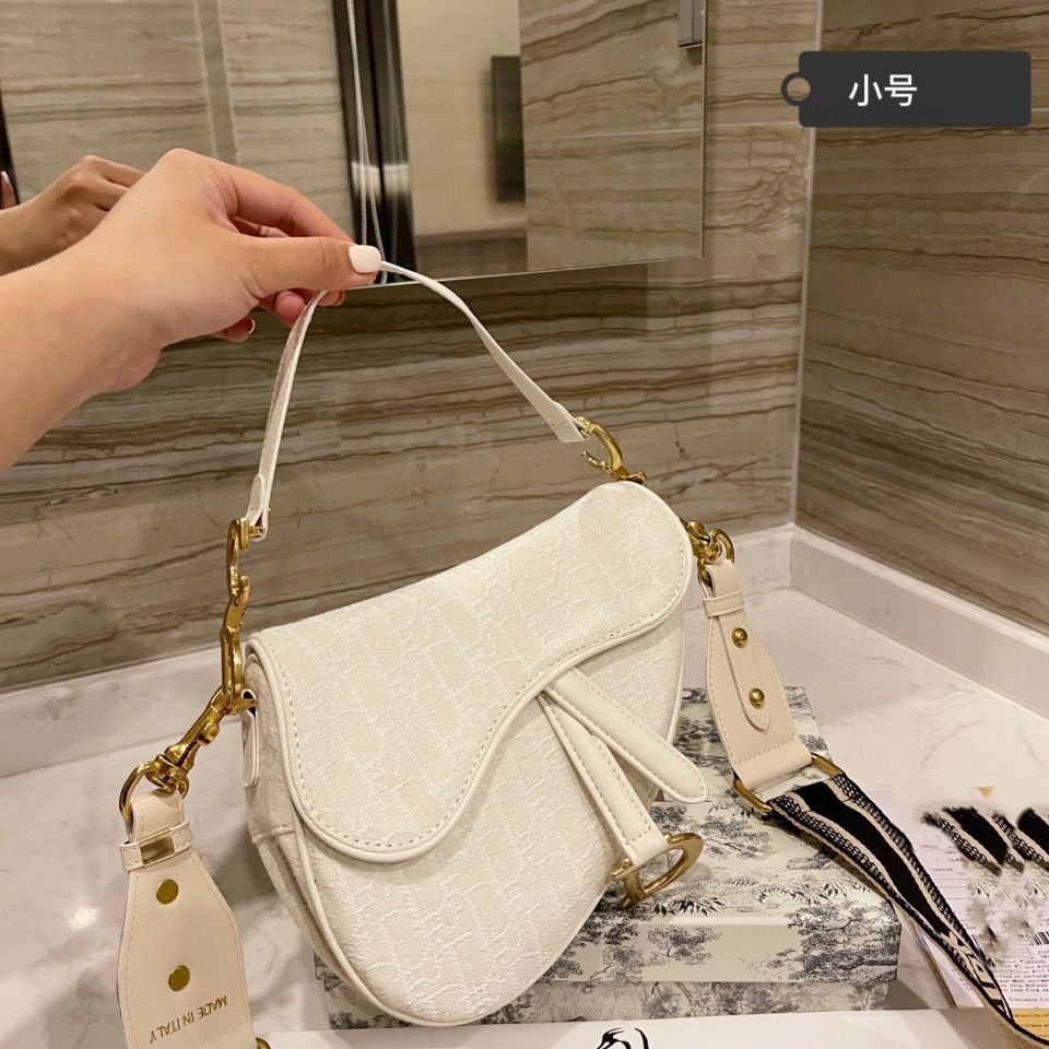 Túi Dior CD cao cấp dáng yên ngựa chất liệu da thật dập logo Dior. màu sẵc sang trong. mẫu mới nhất năm 2022