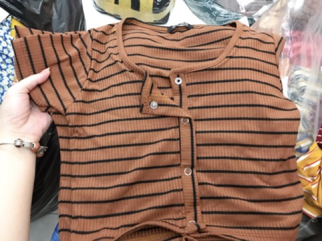 Croptop body nút bấm trơn và sọc nhiều màu | BigBuy360 - bigbuy360.vn