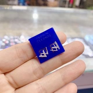 1 chiếc nụ tai bạc chữ w