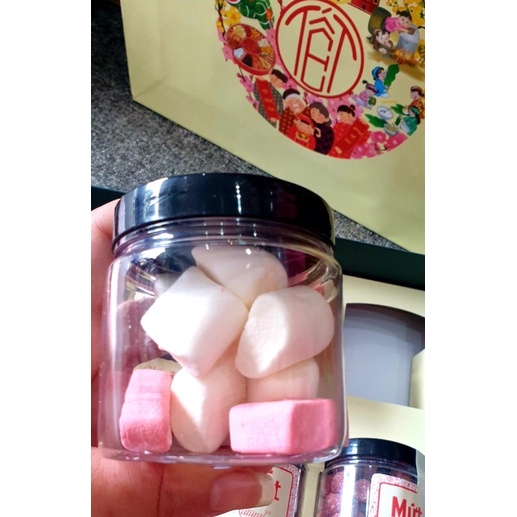 (LẺ = SỈ) SÉT HỘP MỨT QUÀ TẾT CAO CẤP 8 VỊ  ( HÌNH THẬT) NẶNG 1.6KG KÈM TÚI GIẤY | BigBuy360 - bigbuy360.vn