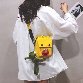 Túi đeo chéo vải thô / Không bán kèm móc khoá