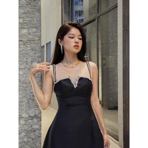 ĐẦM ĐEN 2 DÂY XẺ V NGỰC VIỀN CƯỜM ĐÁ TÀ GỢN SÓNG
