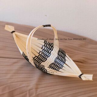Thuyền tre có quay cầm