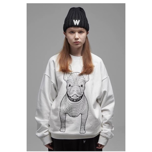 Áo  sweater Dolce in hình chó pug  có hai màu trắng đen