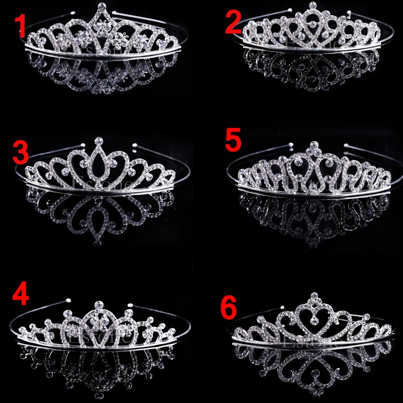 Cài tóc hình vương miện đính đá lấp lánh đẹp mắt cho cô dâu