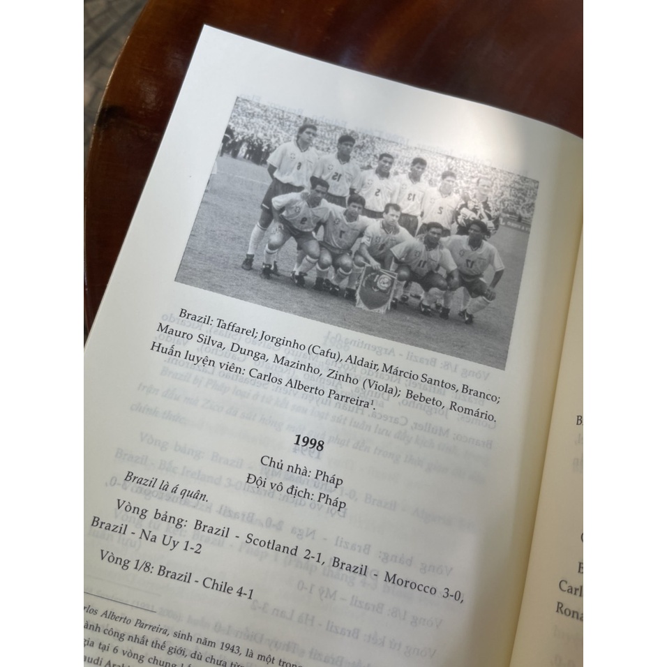 Sách - Bóng Đá Lối Sống Brazil – Alex Bellos – Mai Chí Trung dịch – Phoenix Books – bìa mềm