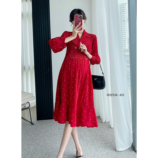 Young Mom | Đầm bầu HQV375 có 2 màu Đỏ và Đen, chất liệu cát Hàn dập ly form dáng maxi, hàng nhập Quảng Châu