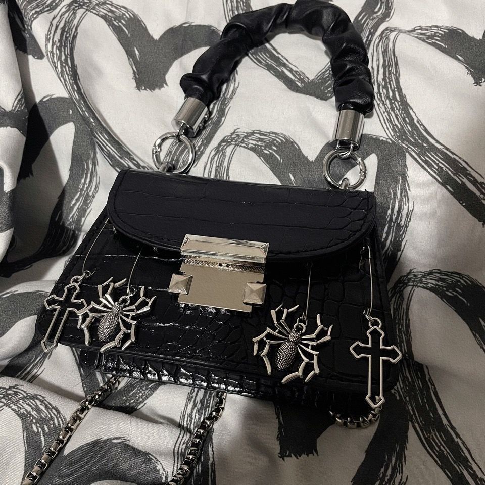 Túi Đeo Chéo Mini Hình Người Nhện Phối Dây Xích Phong Cách Gothic Cá Tính Cho Nữ
