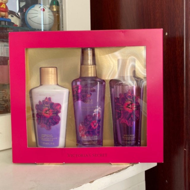 01 HỘP XỊT THƠM HÃNG  VICTORIA SECRET LOVE SPELL