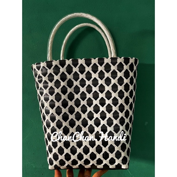 Túi nhựa đan lưới form vuông đứng màu trắng đen đan xen thời trang
