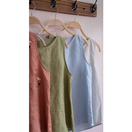 Áo sát nách Linen Tưng thêu tay - Nhà Của Moon