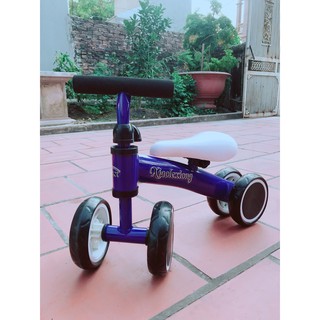 Xe chòi chân giúp bé giữ cân bằng