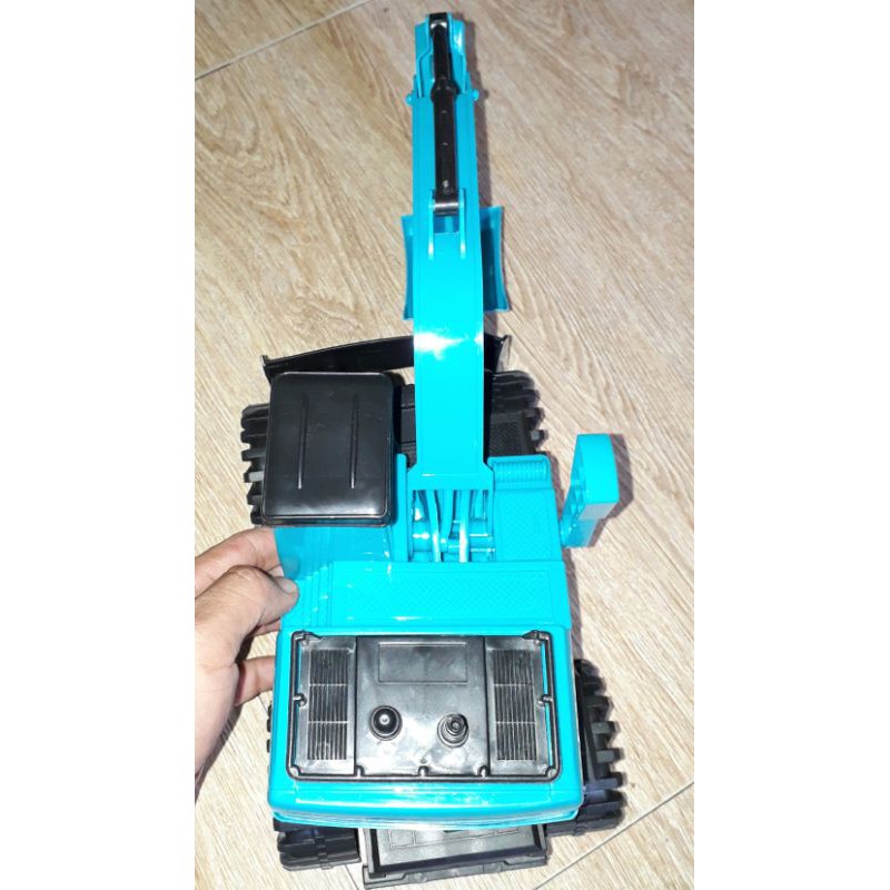 Một chiếc Xe cạp ủi bằng nhựa chạy chớn rất đẹp kích thước 45x35x20 cm bằng nhựa