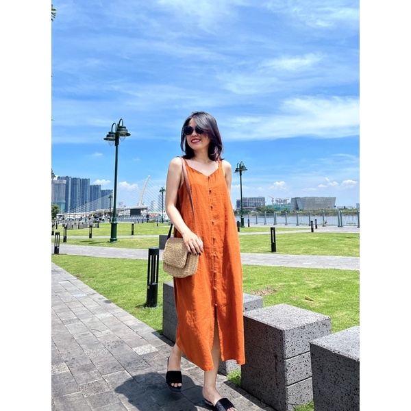 Đầm hai dây linen gài nút trước