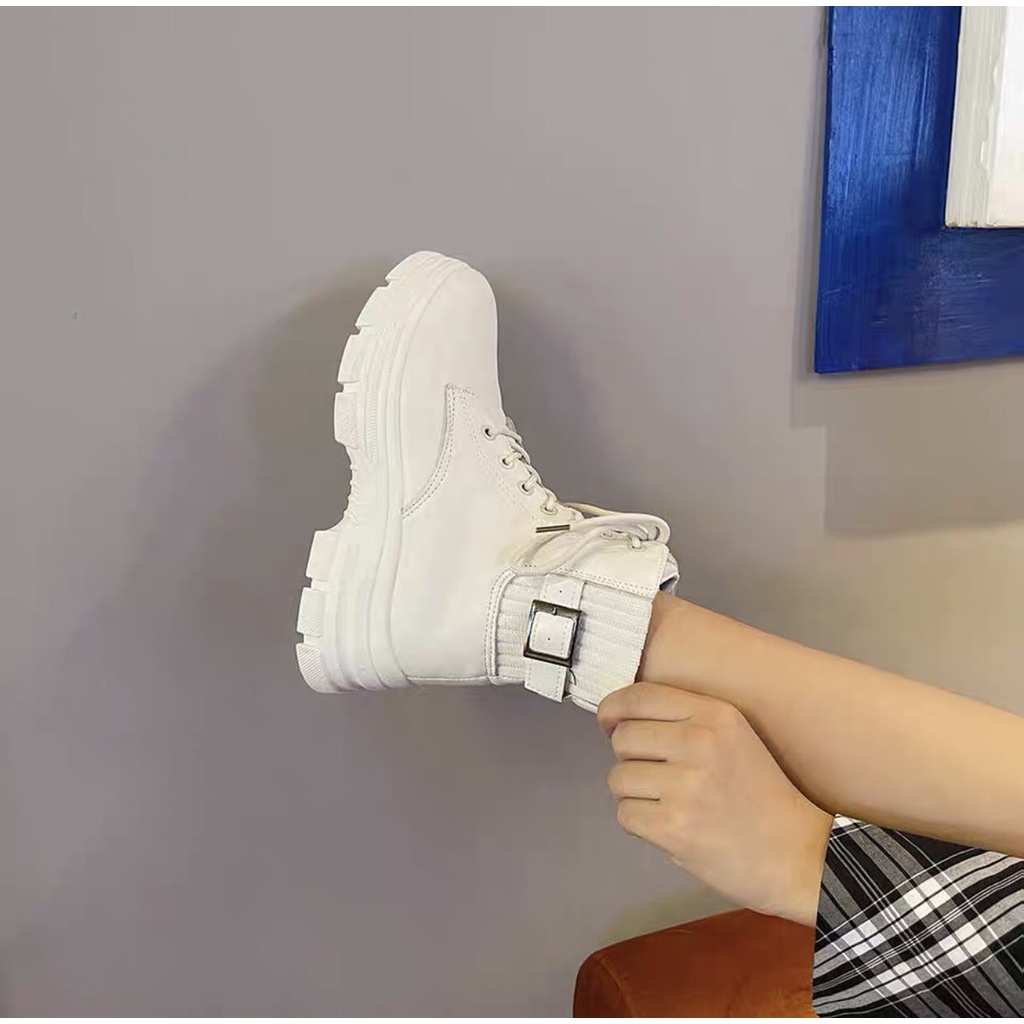 Bốt nữ cao cổ khóa vuông chun cổ co giãn. Chất liệu mềm mịn, đi êm chân. Phong cách trẻ trung cá tính