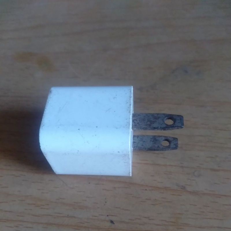 Cục sạc điện thoại cũ vẫn còn sử dụng được