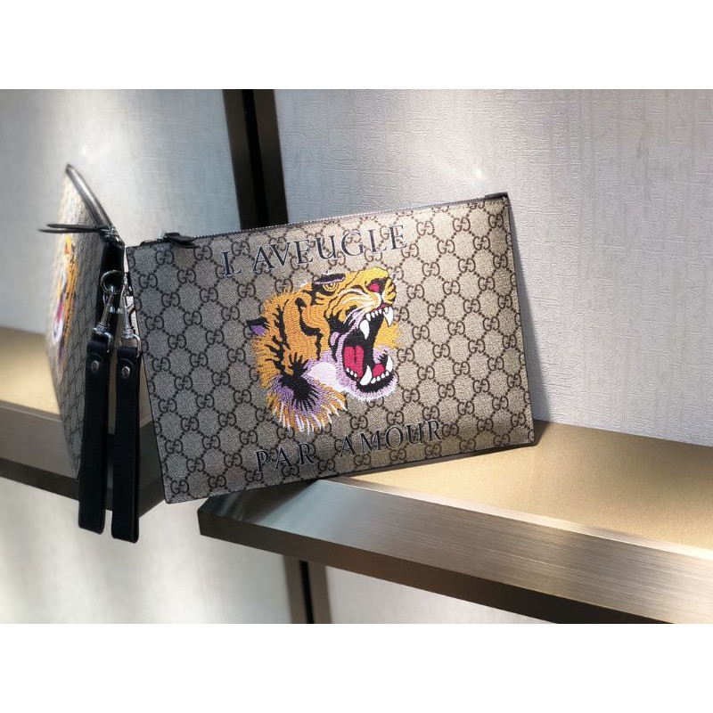 clutch cầm tay nam kéo khóa có quai cầm in họa tiết đầu hổ Gucci GC