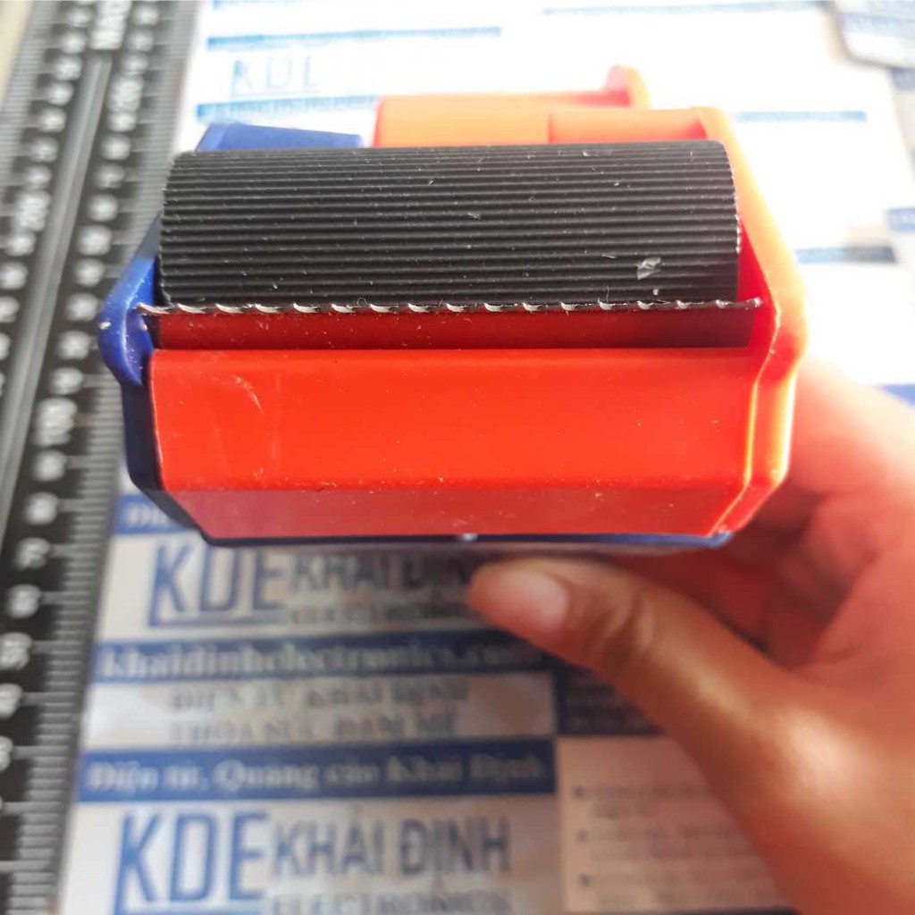 DỤNG CỤ GIỮ CUỘN KEO ĐÓNG THÙNG kde3926