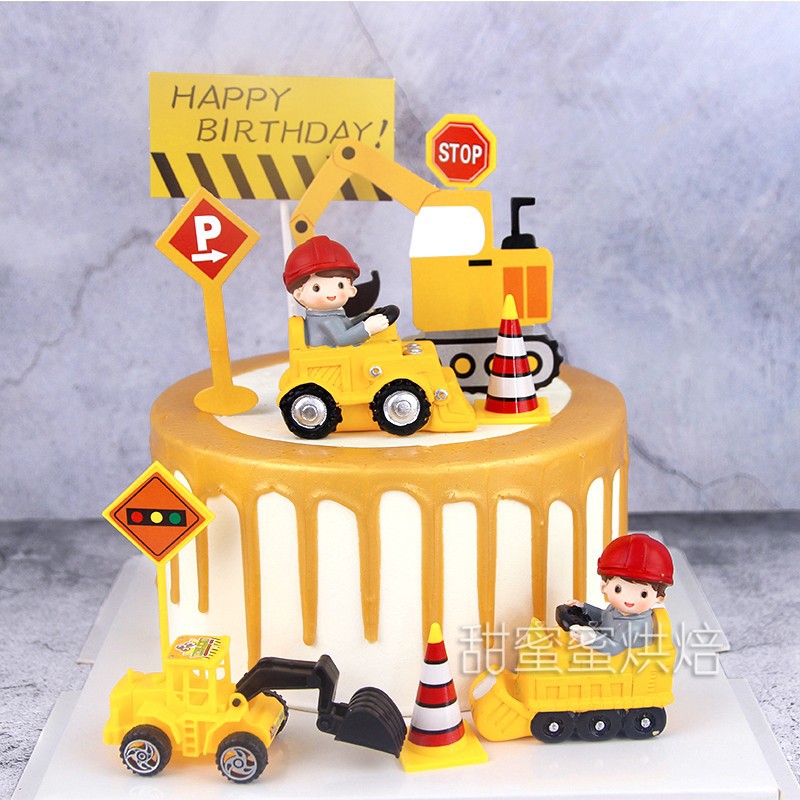 Trang trí bé trai lái máy xúc nhựa