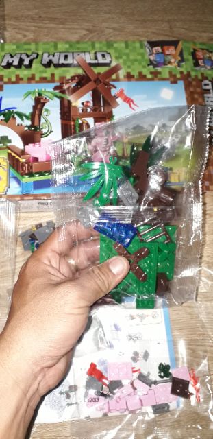 Lắp ráp 1 hộp LegoMineCraff MyWord 63027 có nhiều chi tiết bằng nhựa ABS