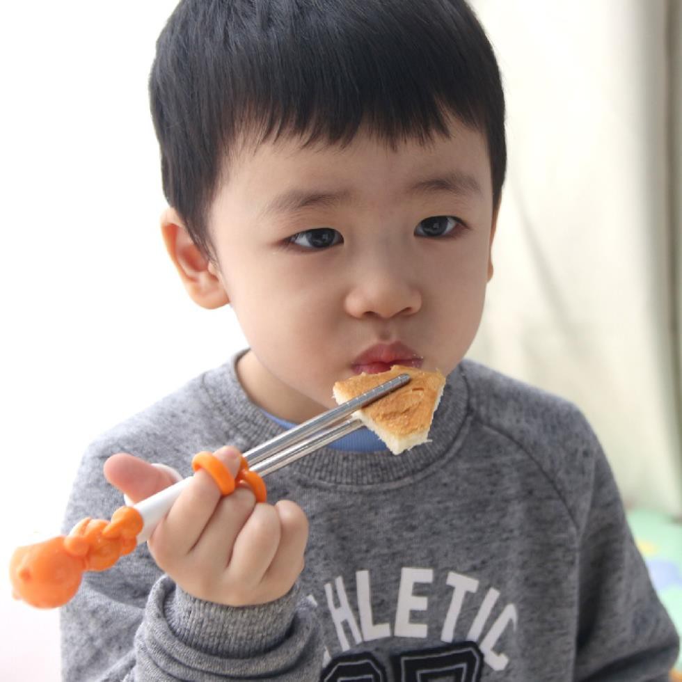 Đũa tập ăn cho bé, Đồ dụng ăn dặm cho bé MADE IN KOREA -  tập ăn xỏ ngón bằng nhựa nhãn hiệu Edison