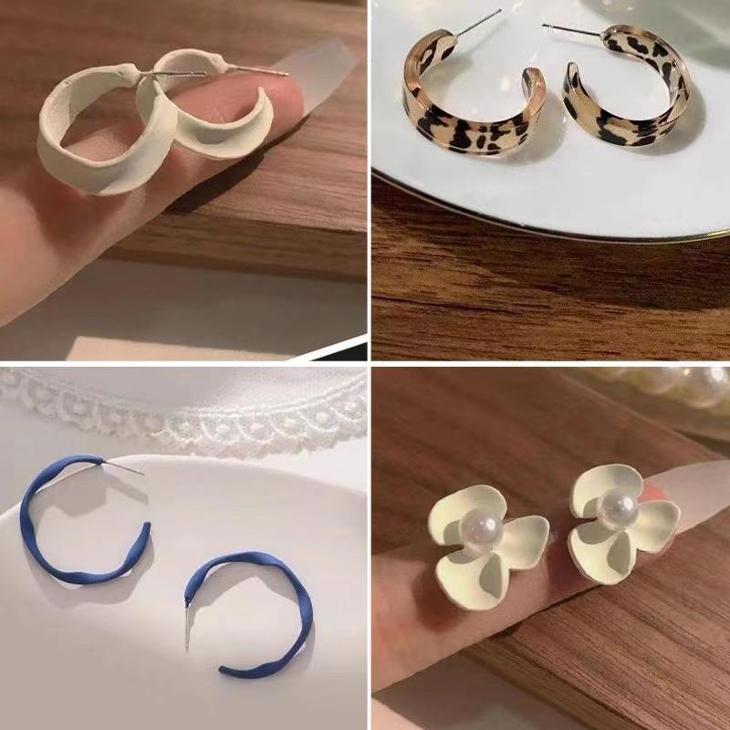 Khuyên tai nữ kiểu dáng xinh xắn hợp thời trang