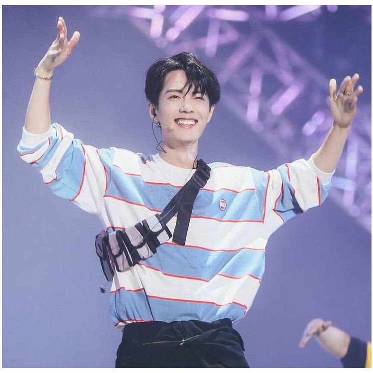 Áo Thun Dài Tay, Áo Phông Unisex Tiêu Chiến Mặc Cổ Tròn Sọc Xanh Và Trắng | BigBuy360 - bigbuy360.vn