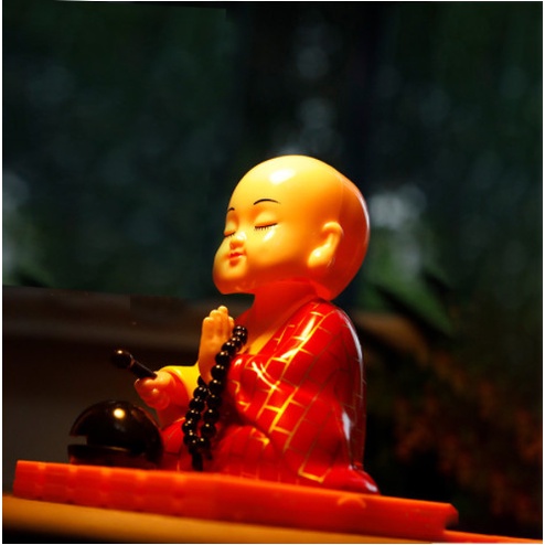 Tượng phật chú tiểu gõ mõ tự động trang trí trên ô tô - bàn làm việc mang lại may mắn, cầu bình an
