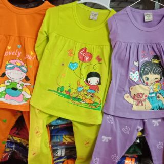 Com bo quần áo trẻ con
