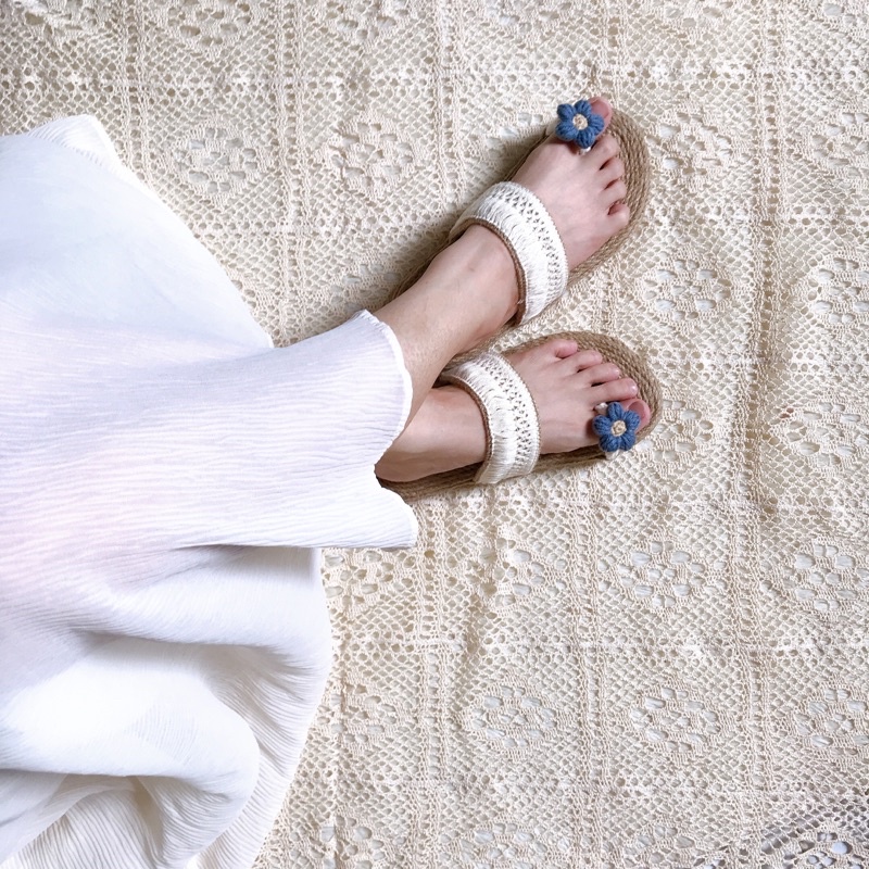 Dép cói đính hoa len móc tay