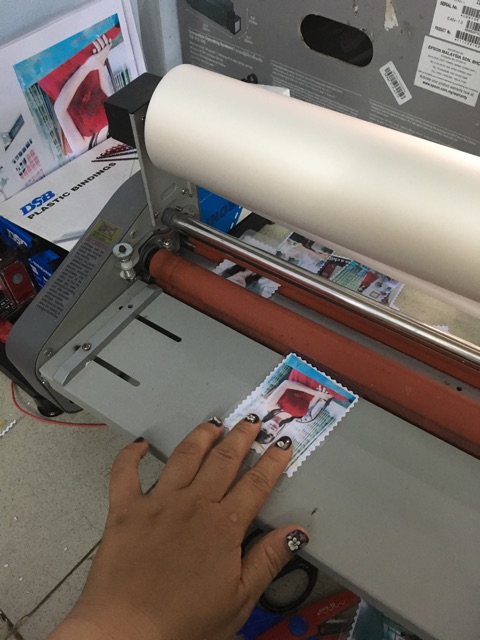 In hình theo yêu cầu ép nhựa 2k