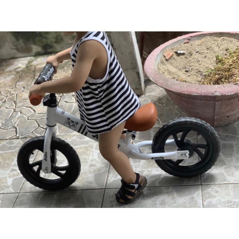 Xe thăng bằng cho bé. xe đạp cho bé, chòi chân.