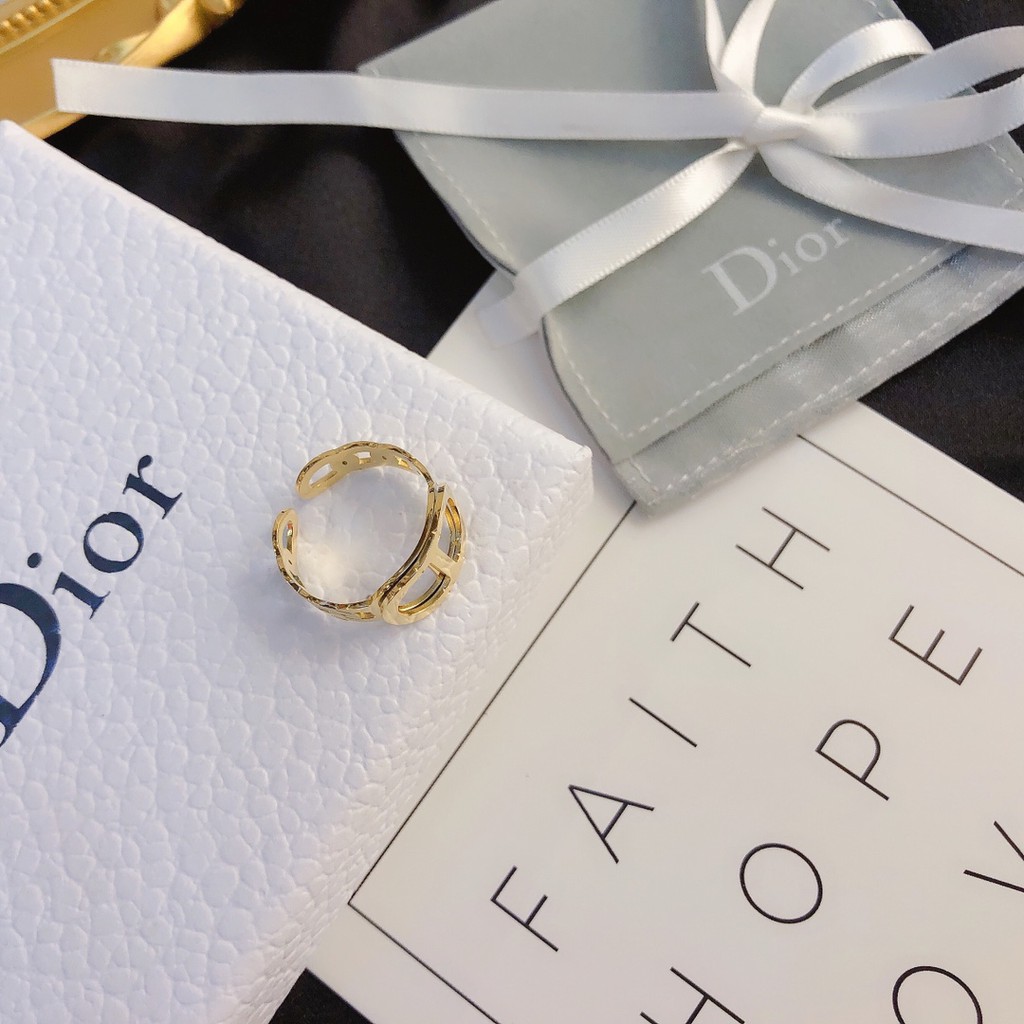 Nhẫn Dior bằng chất liệu thép titan thời trang sang trọng