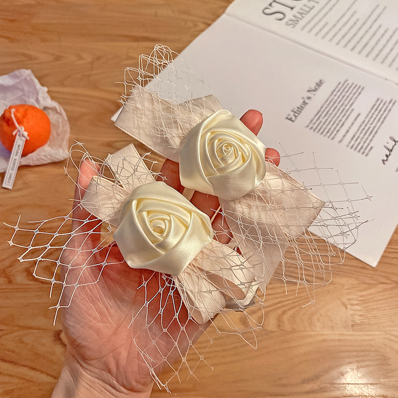 Dây cột tóc gắn hoa hồng màu trắng 3D