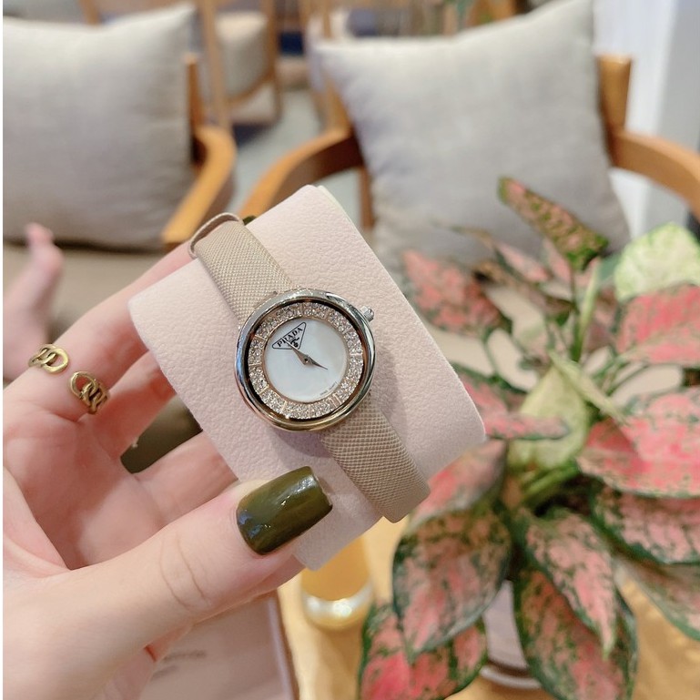 Đồng hô nữ dây da mềm, đeo tay đẹp ⌚️ nhỏ gọn hợp thời trang ,mẫu hàng cao cấp chính hãng authentic Prada | BigBuy360 - bigbuy360.vn