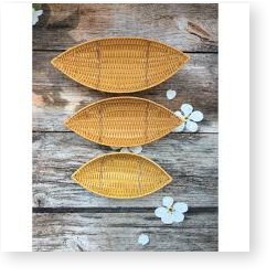Khay nhựa giả mây hình thuyền đựng bánh, kẹo, hoa quả, có chân đế bằng thép