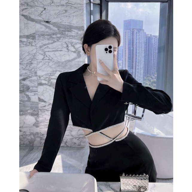 SET CROP ĐEN CỔ VEST CỘT DÂY EO VIỀN ĐÁ + CHÂN VÁY